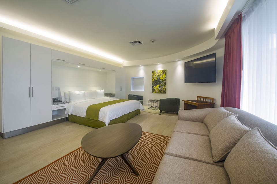 Suite Gales | In-room safe, individually decorated, individually furnished, desk