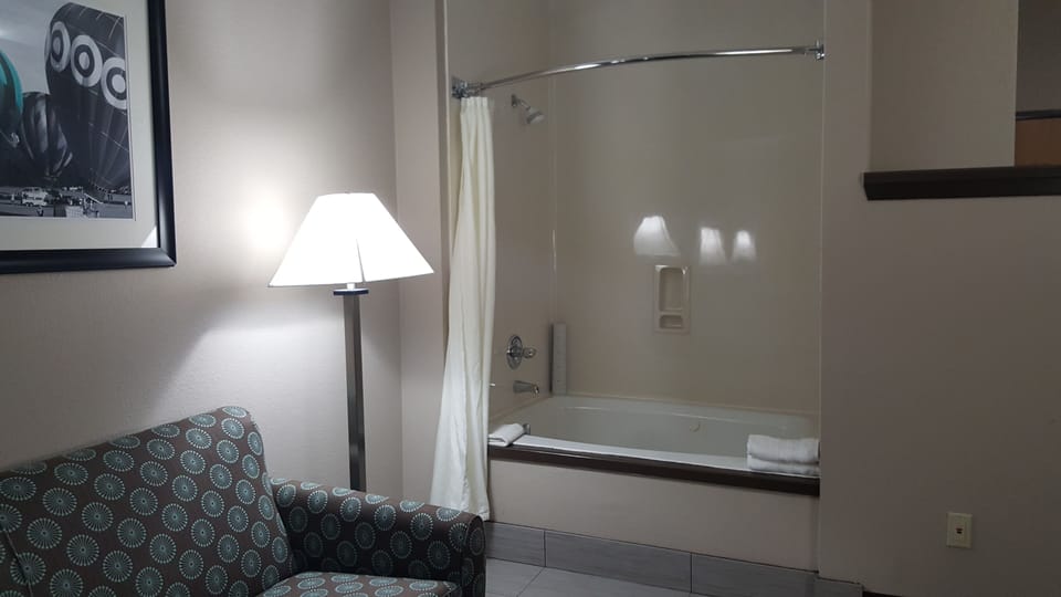 Room, 1 King Bed, Non Smoking, Jetted Tub | Jetted tub