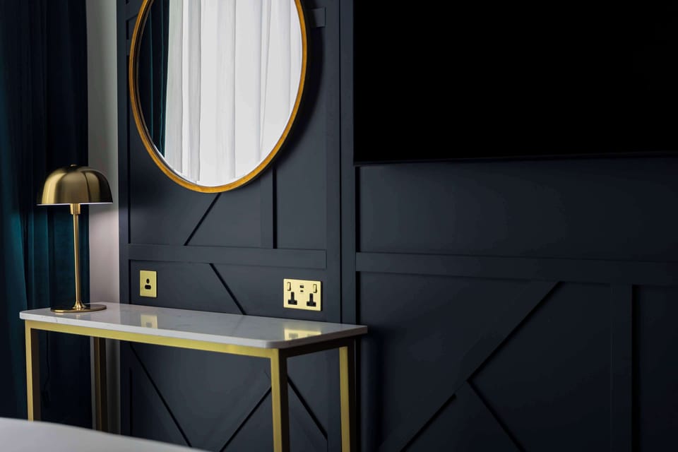 Suite, 1 King Bed, City View | Egyptian cotton sheets, premium bedding, in-room safe, desk