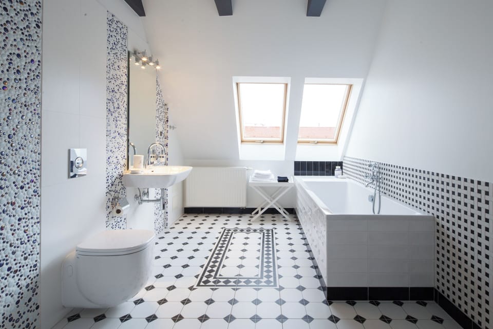 Junior Apartment | Bathroom | Free toiletries, hair dryer, soap, shampoo