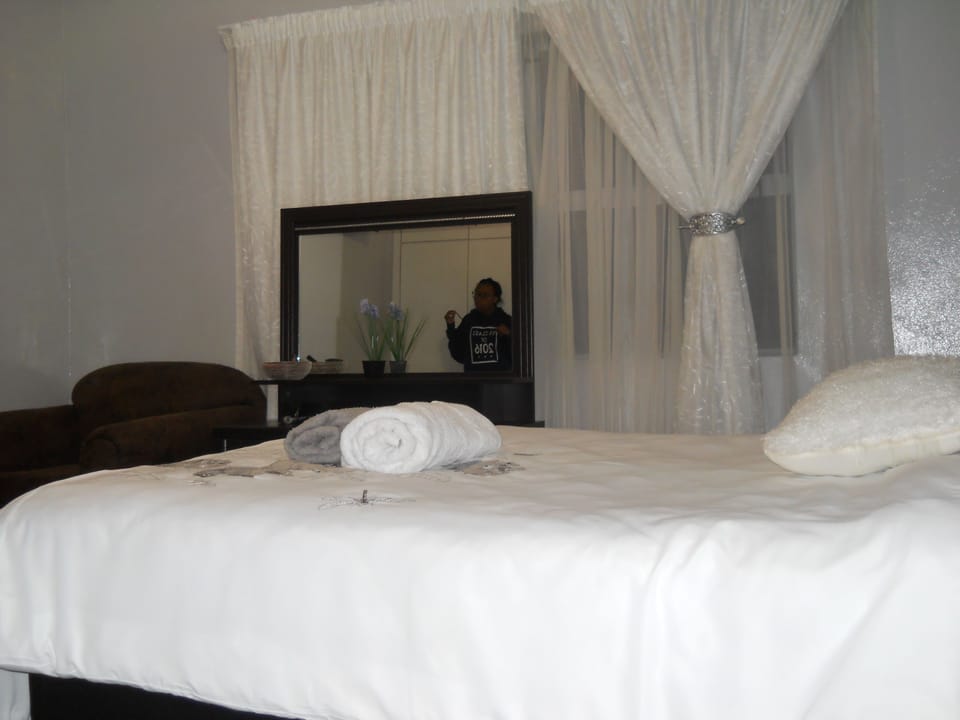 Standard Double Room | Egyptian cotton sheets, premium bedding, desk, laptop workspace