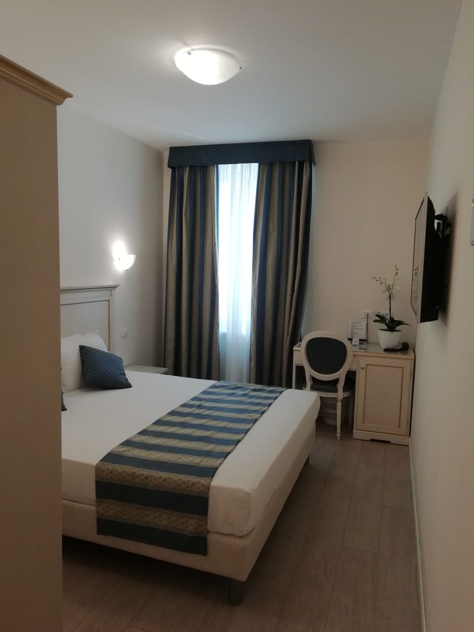 Single Room | Minibar, in-room safe, desk, cribs/infant beds