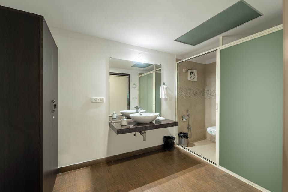 Luxury Room | Bathroom | Shower, free toiletries, towels