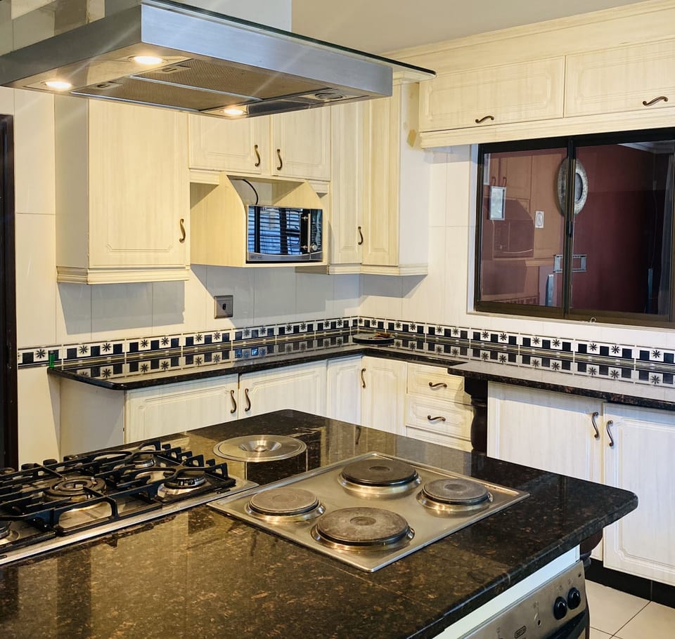 Full-size fridge, microwave, oven, stovetop