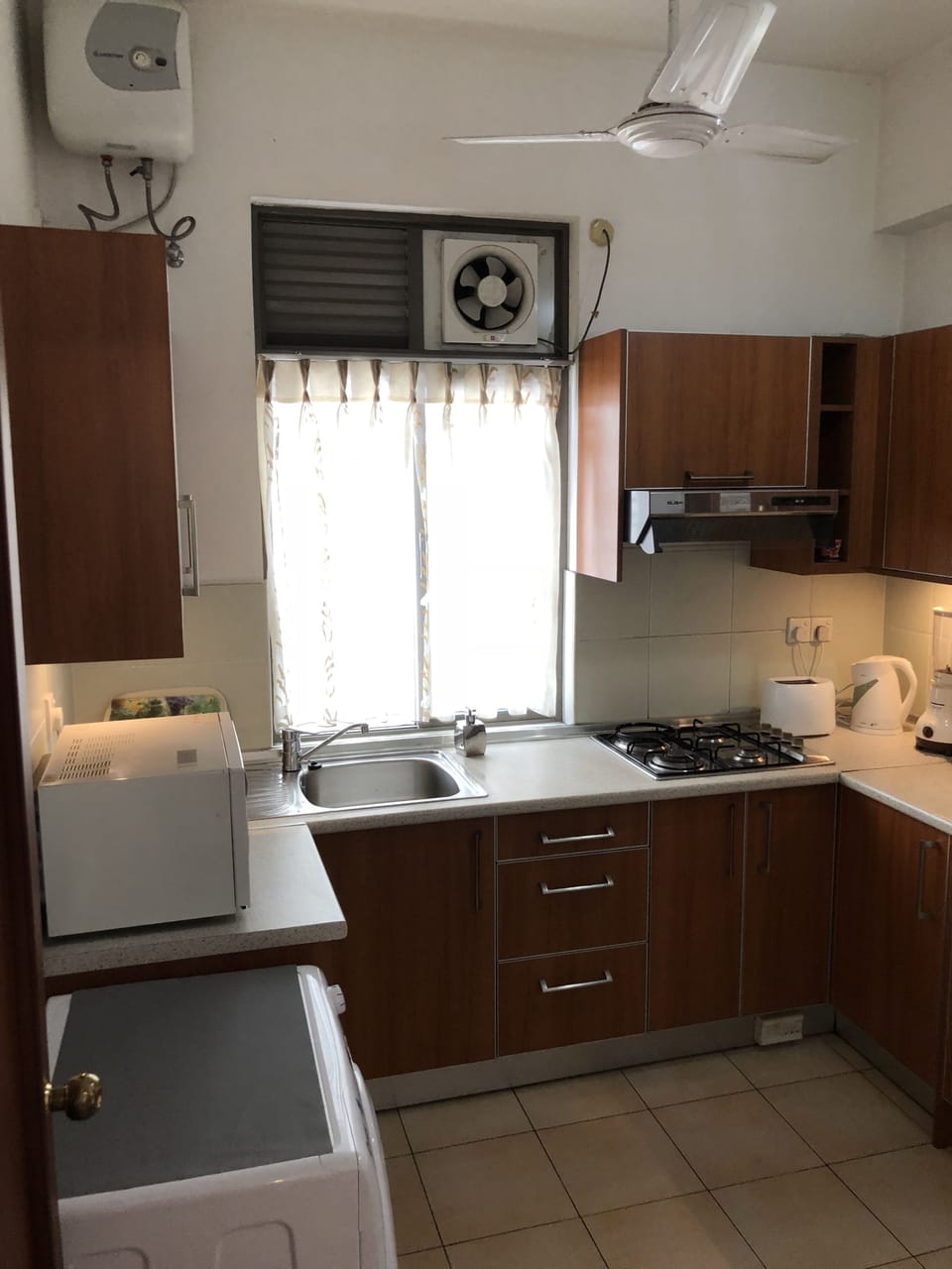 Full-size fridge, oven, rice cooker, cookware/dishes/utensils