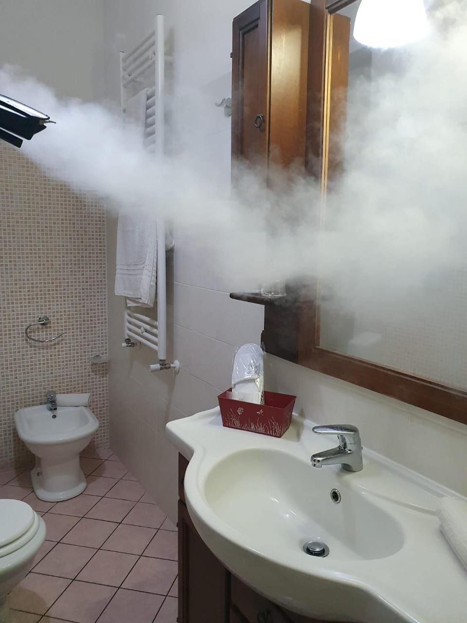 Shower, rainfall showerhead, free toiletries, hair dryer
