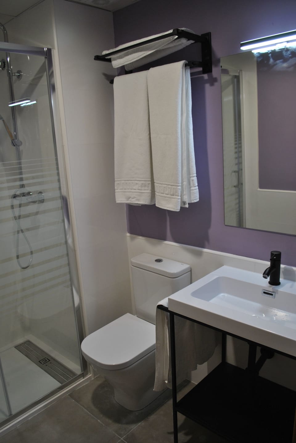 Shower, free toiletries, towels