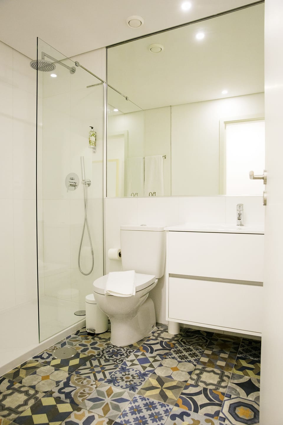 Shower, rainfall showerhead, free toiletries, hair dryer