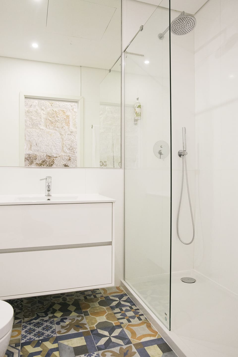 Superior Double Room (302) | Bathroom | Shower, rainfall showerhead, free toiletries, hair dryer