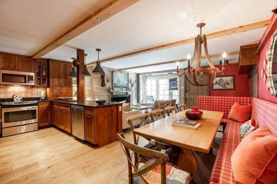 Townhome, 3 Bedrooms | Private kitchen | Fridge, oven, coffee/tea maker, toaster