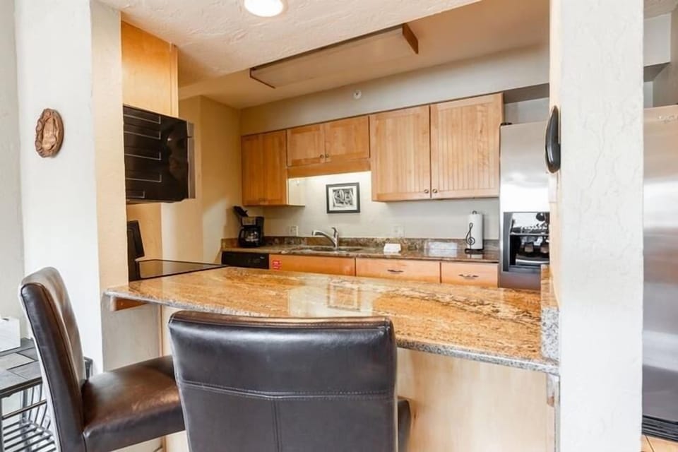 Condo, 3 Bedrooms | Private kitchen | Fridge, oven, coffee/tea maker, toaster