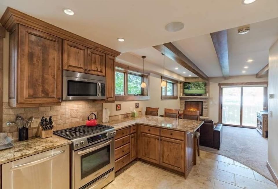 Condo, 1 Bedroom | Private kitchen | Fridge, oven, coffee/tea maker, toaster