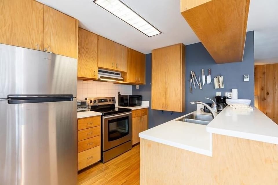Condo, 3 Bedrooms | Private kitchen | Coffee/tea maker, fridge, oven, toaster