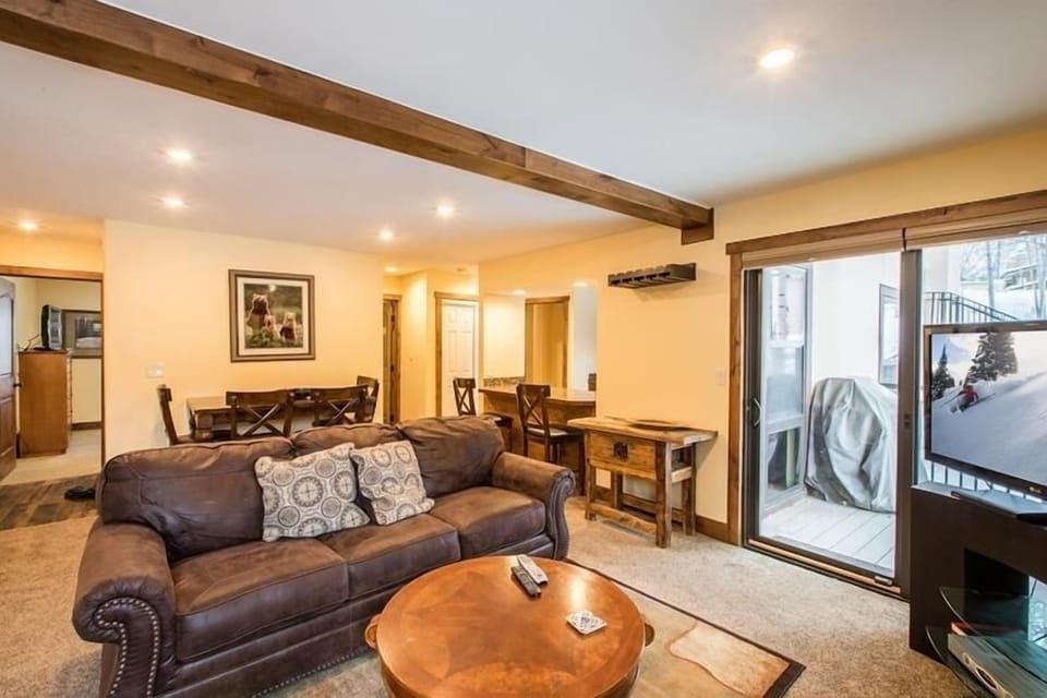 Apartment, 2 Bedrooms | Living area