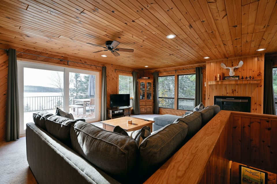 House, 4 Bedrooms | Living area | TV, fireplace, DVD player
