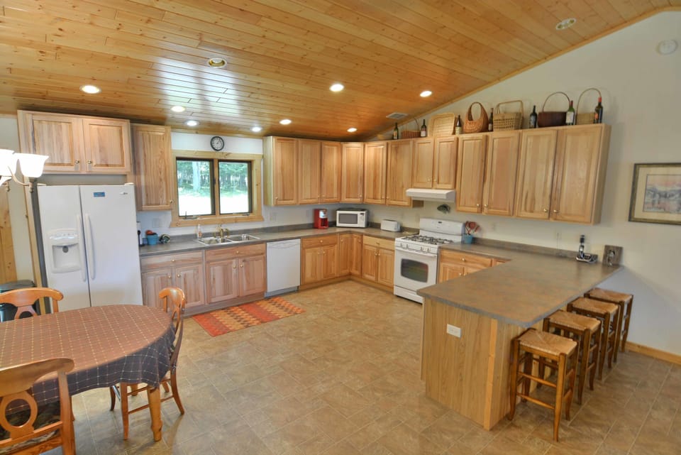 House, 4 Bedrooms | Private kitchen | Fridge, microwave, oven, dishwasher