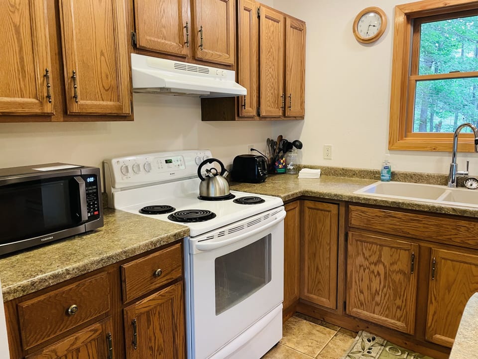 House, 3 Bedrooms | Private kitchen | Fridge, microwave, oven, coffee/tea maker
