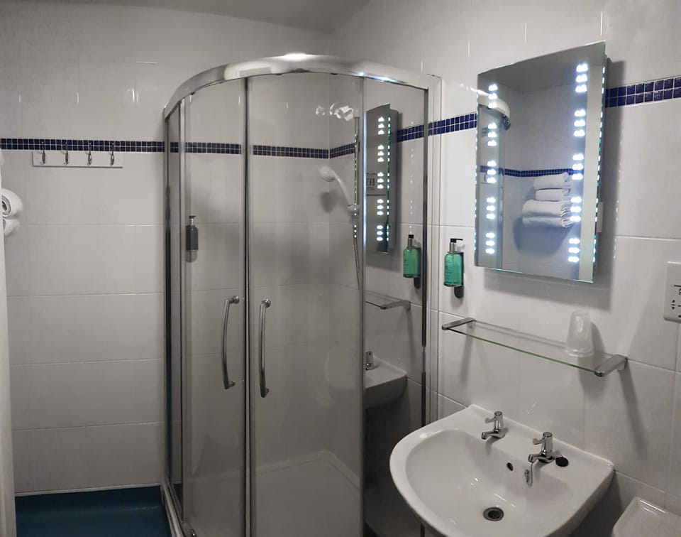 Standard Triple Room, Multiple Beds | Bathroom shower