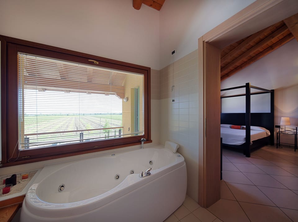 Luxury Double Room, Jetted Tub | Bathroom | Shower, hair dryer, bidet, towels
