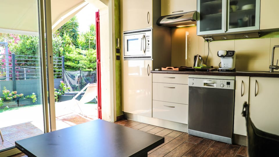 Cottage, 1 Double Bed with Sofa bed, Jetted Tub (Savana) | Private kitchen | Shared fridge, microwave, electric kettle, cookware/dishes/utensils