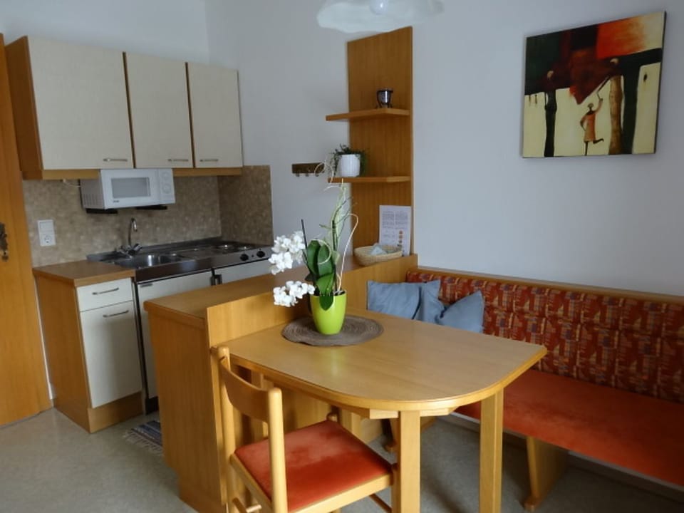 Basic Apartment, 1 King Bed | In-room dining