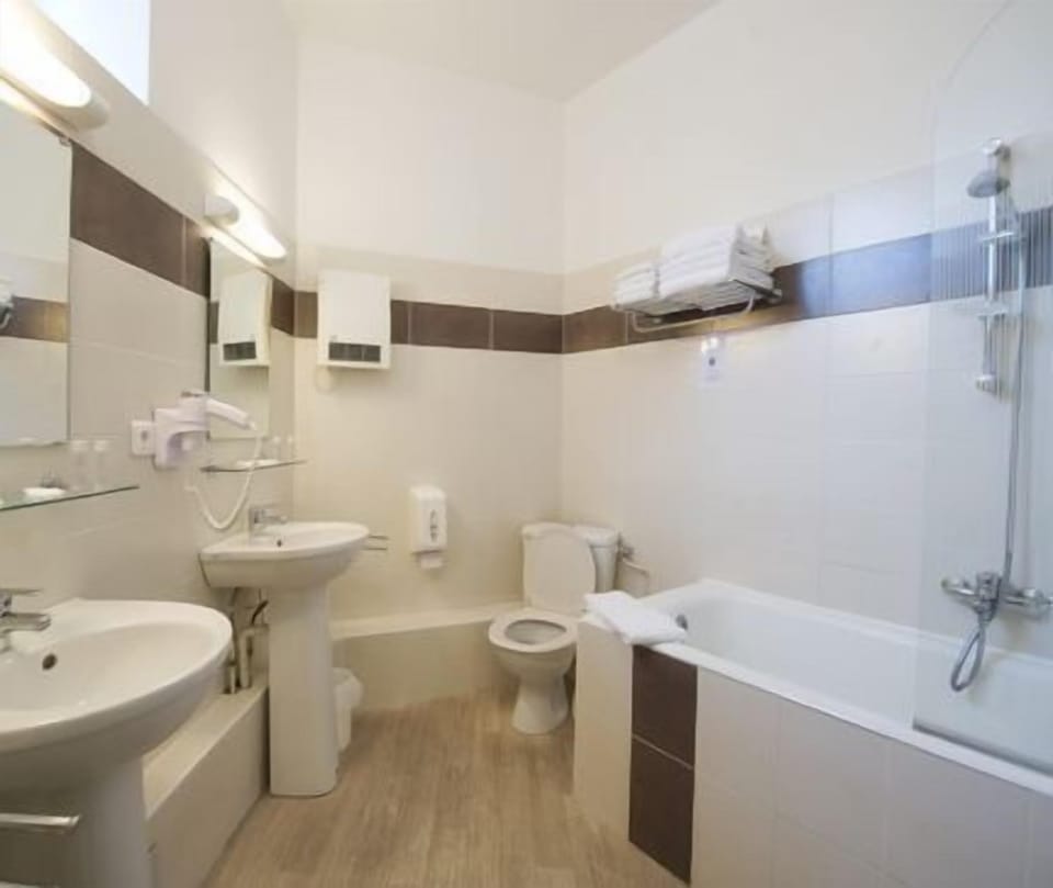 Comfort Room (Family) | Bathroom | Free toiletries, hair dryer, towels