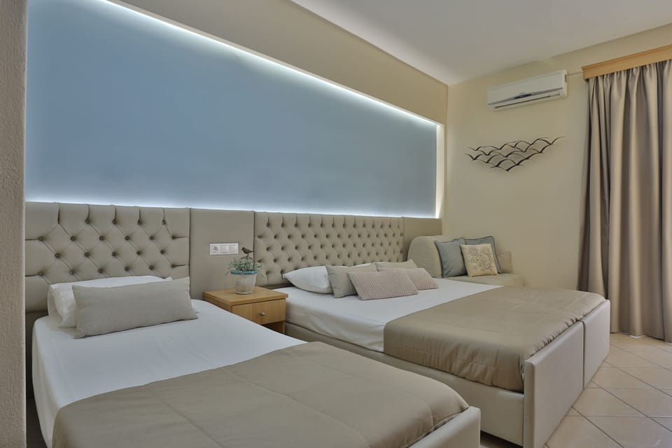 Deluxe Studio | Individually decorated, individually furnished, blackout drapes
