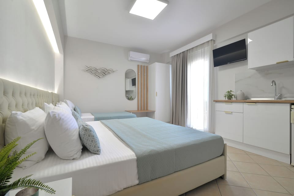 Panoramic Studio, Balcony | Individually decorated, individually furnished, blackout drapes