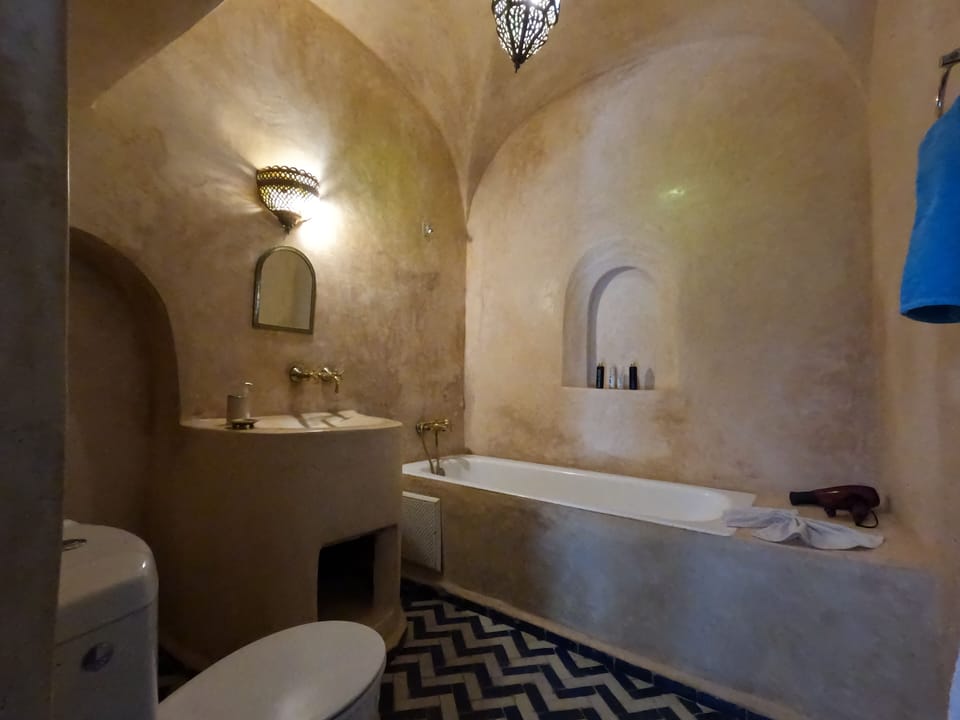 Double Room | Bathroom | Free toiletries, hair dryer, towels