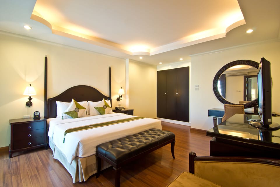 Suite, 1 Bedroom | Minibar, in-room safe, desk, rollaway beds
