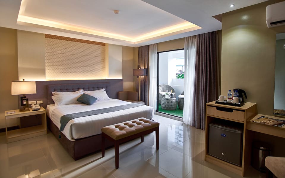 J7 Premier 2 (With blacony) | Minibar, desk, soundproofing, free WiFi