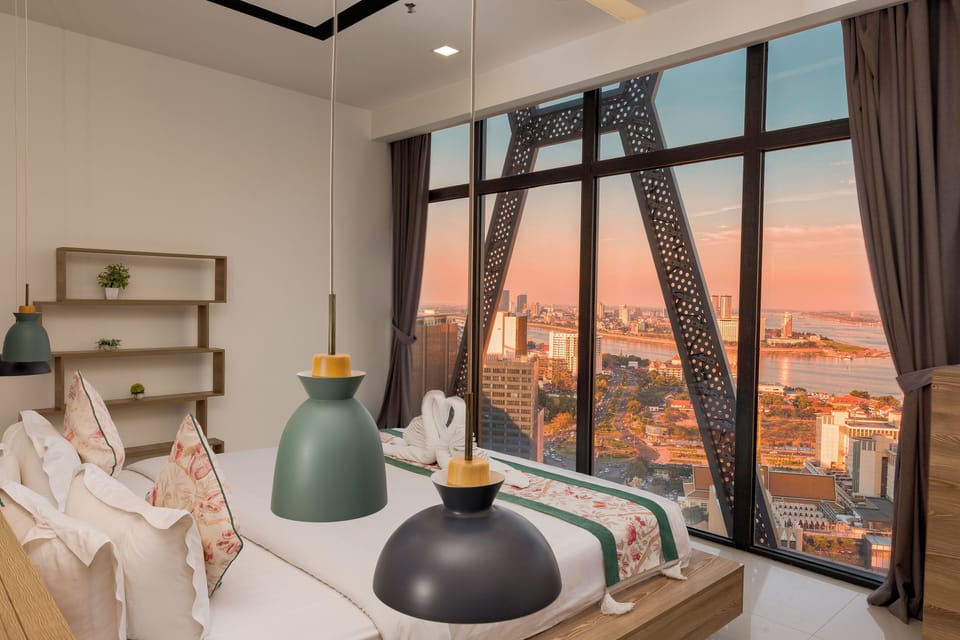 Executive Suite, 1 King Bed | Premium bedding, minibar, in-room safe, desk