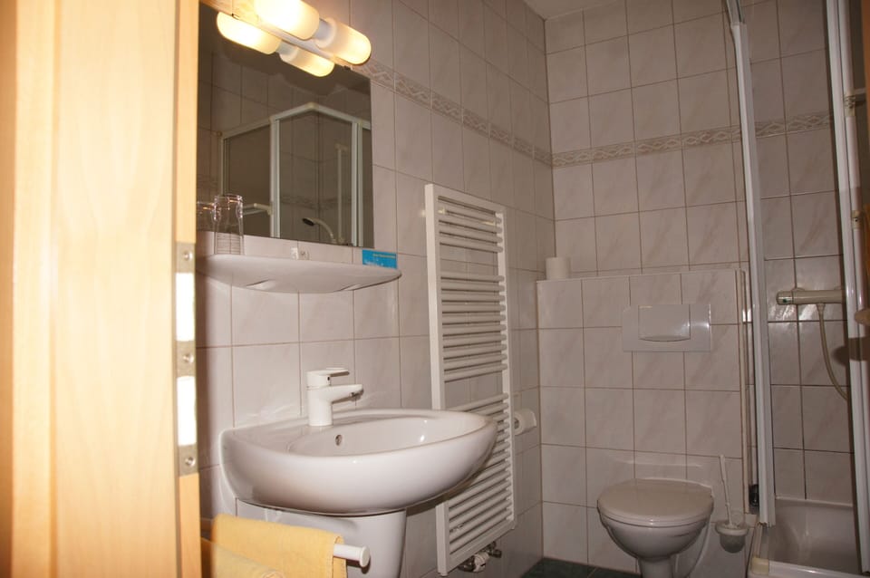 Twin Room, Private Bathroom | Bathroom