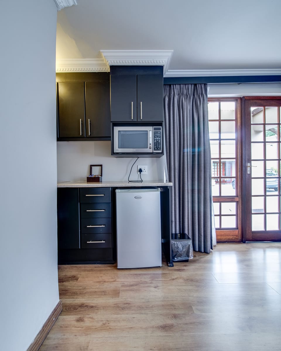Elite Room | Private kitchenette | Fridge, microwave, electric kettle
