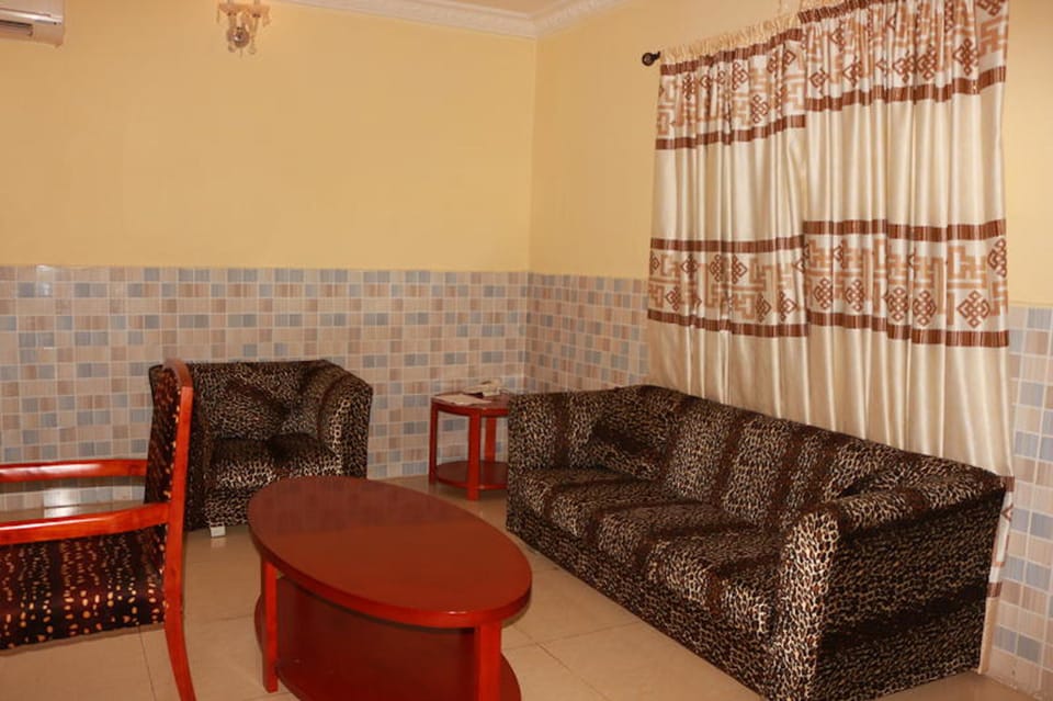 Royal Room, 1 King Bed, Non Smoking | Desk, laptop workspace, free WiFi, bed sheets