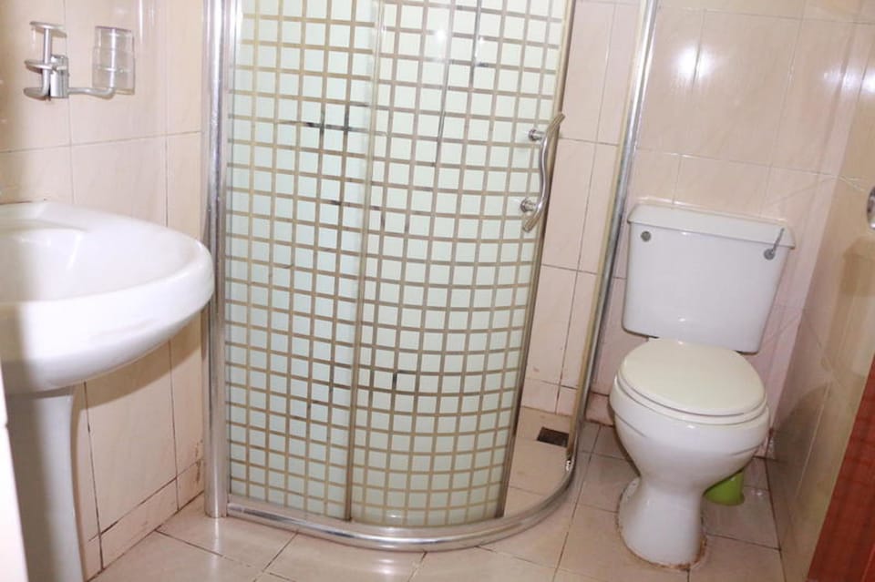 Bathtub, deep soaking tub, towels