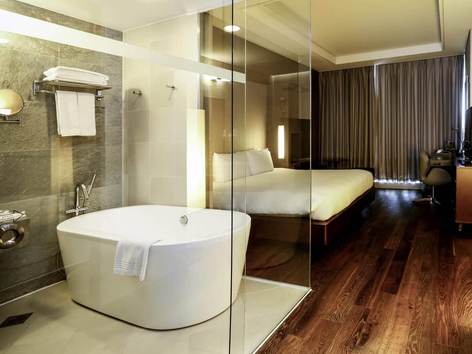 Executive Room, 1 King Bed | Premium bedding, minibar, in-room safe, desk