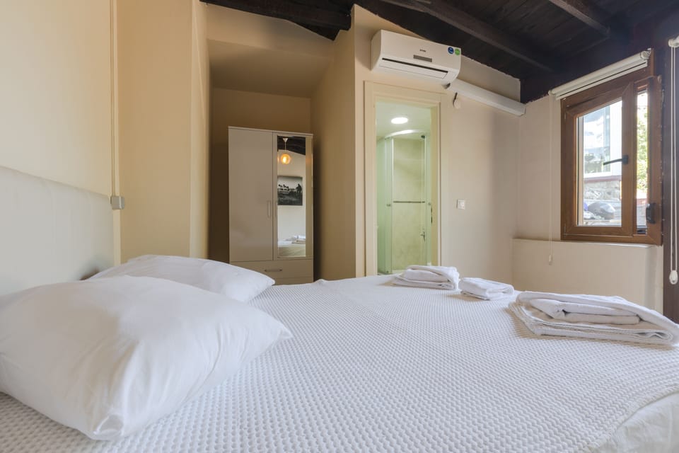 Standard Double Room, 1 Double Bed, Balcony | Premium bedding, individually decorated, blackout drapes, soundproofing