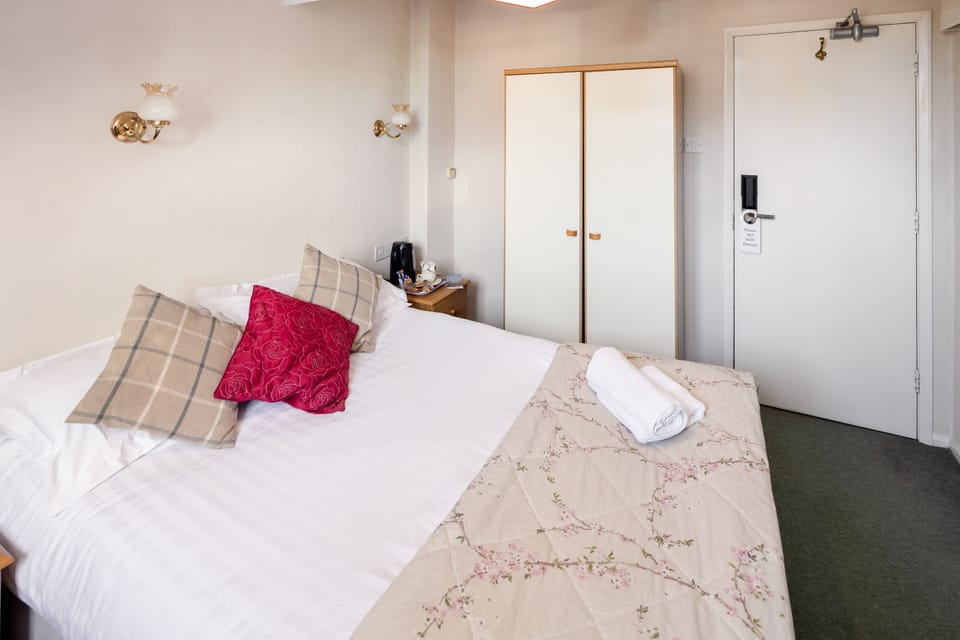 Double Room Private Ensuite | Soundproofing, free WiFi, bed sheets