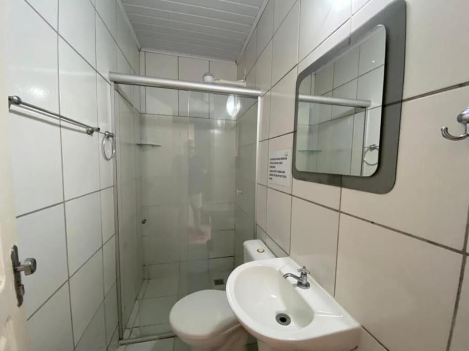 Shower, free toiletries, towels