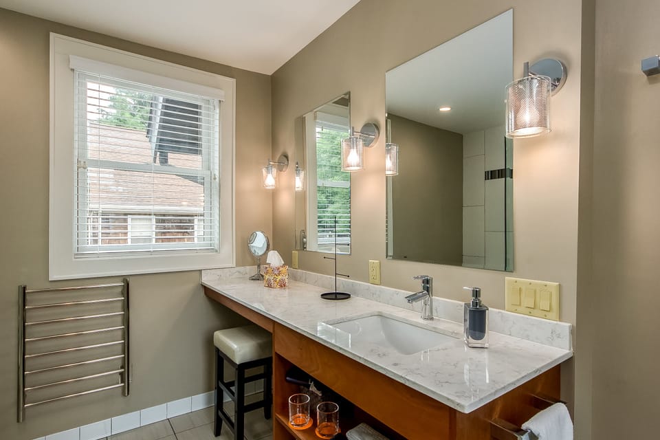 Classic Room, 1 Queen Bed, Private Bathroom (New York Room) | Premium bedding, desk, iron/ironing board, WiFi (free)