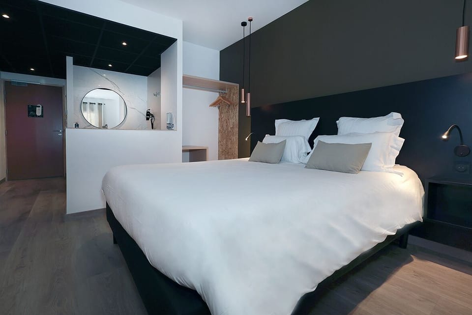 Comfort Double Room | Desk, soundproofing, free cribs/infant beds, free WiFi