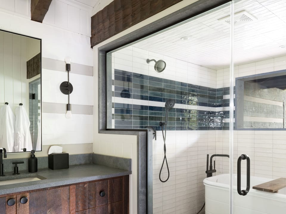 Cabin (Wingate) | Bathroom | Free toiletries, hair dryer, towels