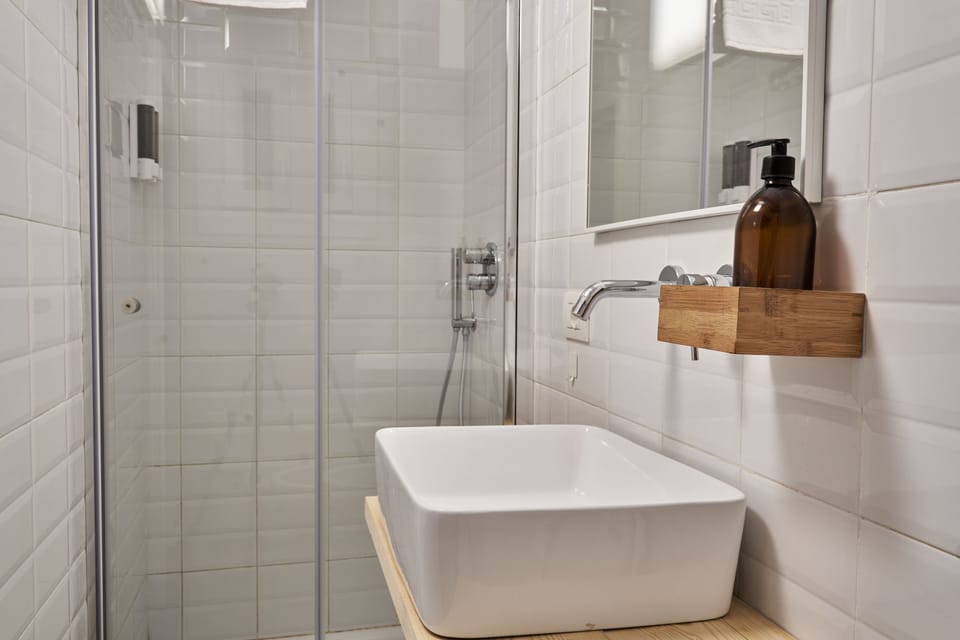 Double Room, Non Smoking | Bathroom | Shower, hair dryer, bidet, towels