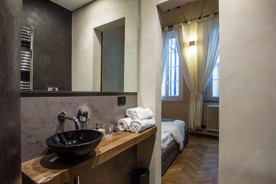 Romantic Double Room, 1 King Bed, Non Smoking | Bathroom | Shower, hair dryer, bidet, towels