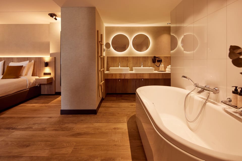 Junior Suite | Bathroom | Free toiletries, hair dryer, towels