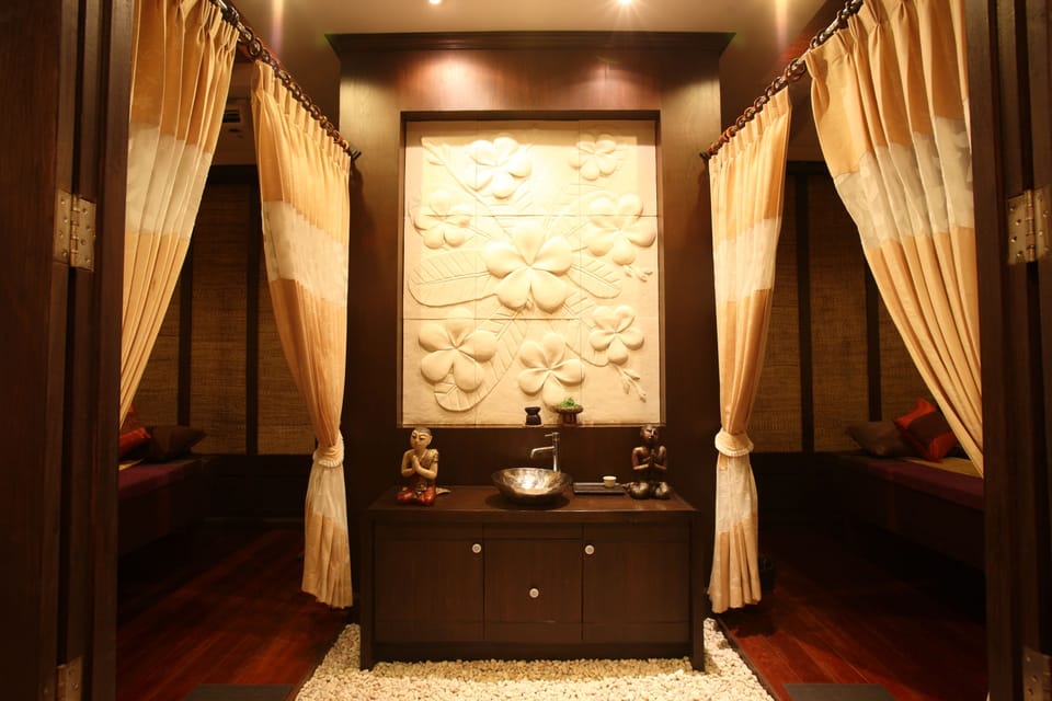Couples treatment rooms, sauna, hot tub, body treatments, aromatherapy