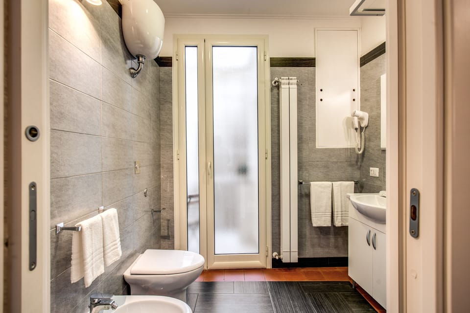 Executive Studio Suite | Bathroom | Shower, rainfall showerhead, free toiletries, hair dryer