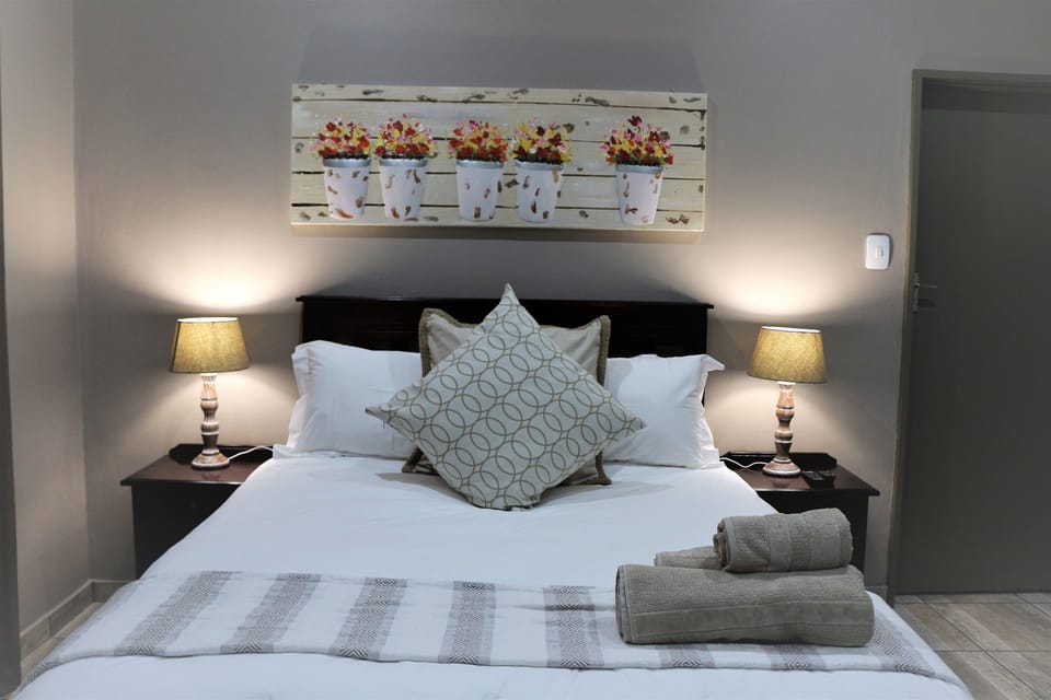 Deluxe Double Room, 1 Queen Bed, Non Smoking | WiFi (free), individually decorated, individually furnished, bed sheets