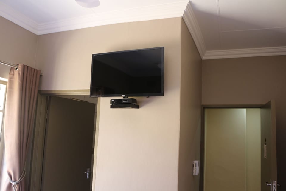 Standard Room, 2 Twin Beds, Non Smoking | WiFi (free), individually decorated, individually furnished, bed sheets